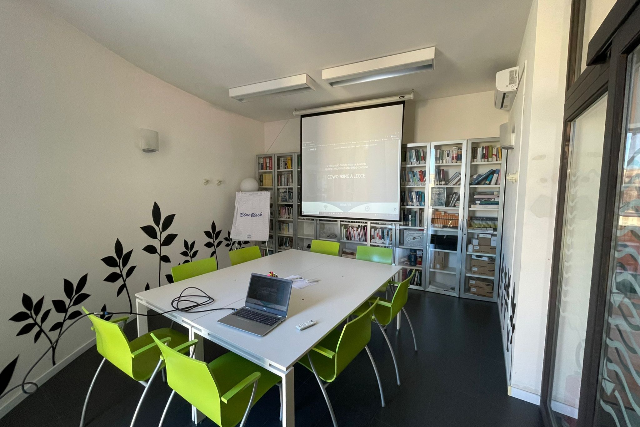 MOLO 12 COWORKING & MAKER SPACE