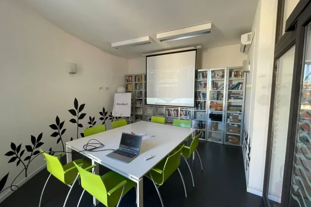 MOLO 12 COWORKING & MAKER SPACE